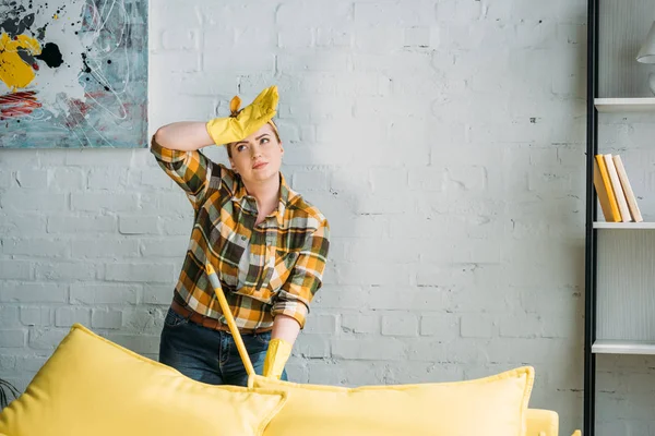 Müde Frau putzt Wohnung mit Wischmopp — Stockfoto