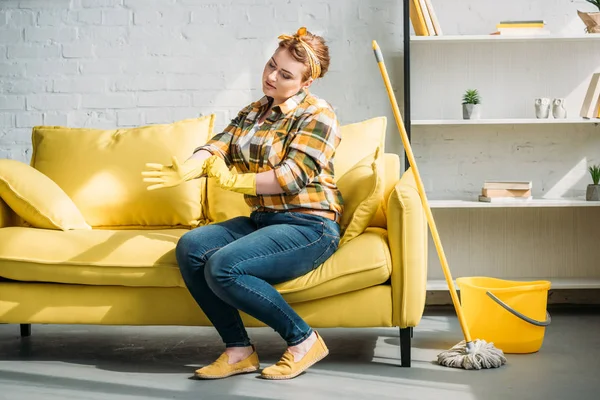 Schöne Frau mit Gummihandschuhen zum Putzen zu Hause — Stockfoto