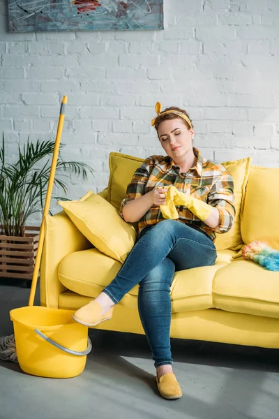 Beautiful woman wearing rubber gloves for cleaning at home — Stock Photo