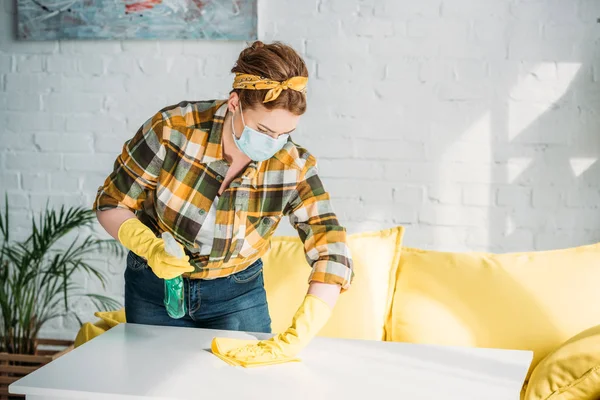 Schöne Frau putzt Tisch zu Hause — Stockfoto