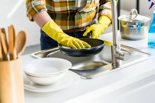 Abgeschnittenes Bild einer Frau, die in der Küche Pfanne wäscht — Stockfoto