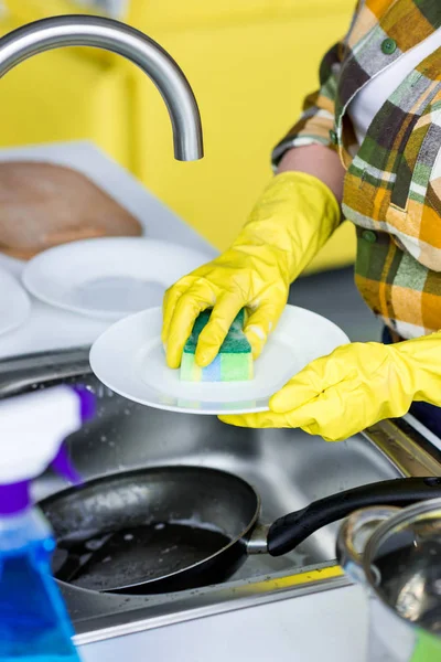 Image recadrée de la plaque de lavage femme avec éponge de lavage dans la cuisine — Photo de stock