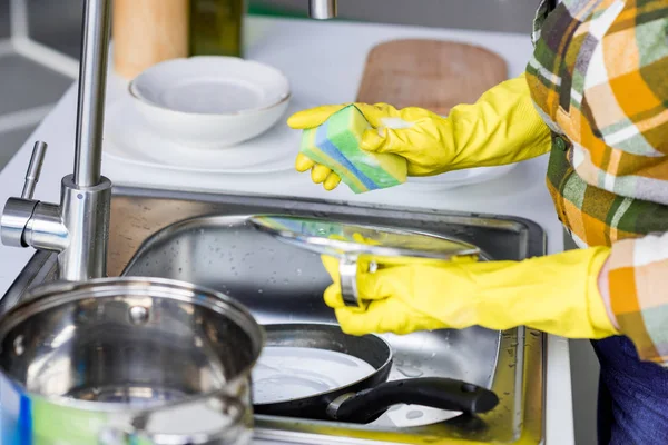 Imagem cortada de mulher lavar pratos na cozinha — Fotografia de Stock