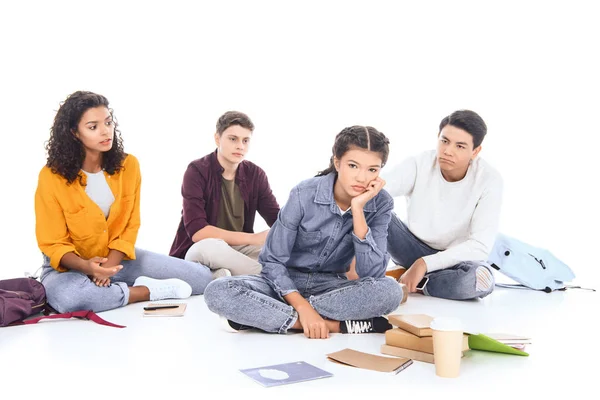 Multirassische Studenten mit Notizbüchern und Büchern isoliert auf weiß — Stockfoto