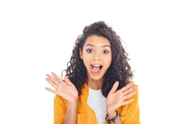 Retrato de adolescente afroamericano excitado con el pelo rizado aislado en blanco - foto de stock