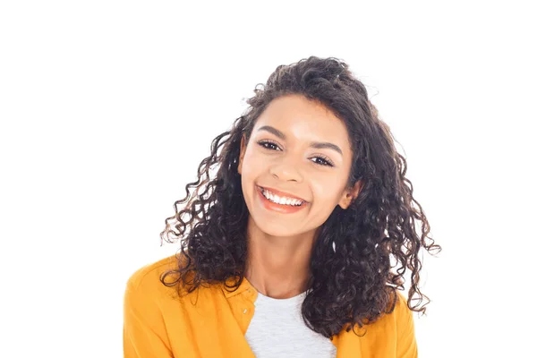 Retrato de adolescente afroamericano sonriente con el pelo rizado aislado en blanco - foto de stock