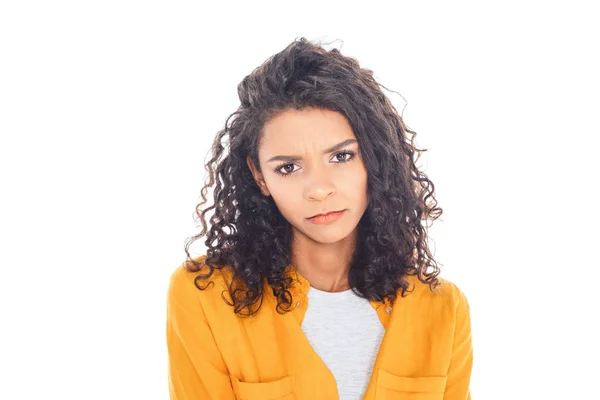 Retrato de adolescente afroamericano triste con el pelo rizado aislado en blanco - foto de stock