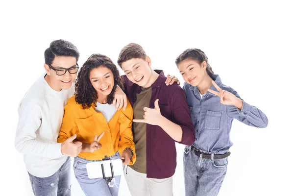 Souriant multiethnique adolescent amis prendre selfie sur smartphone ensemble isolé sur blanc — Photo de stock