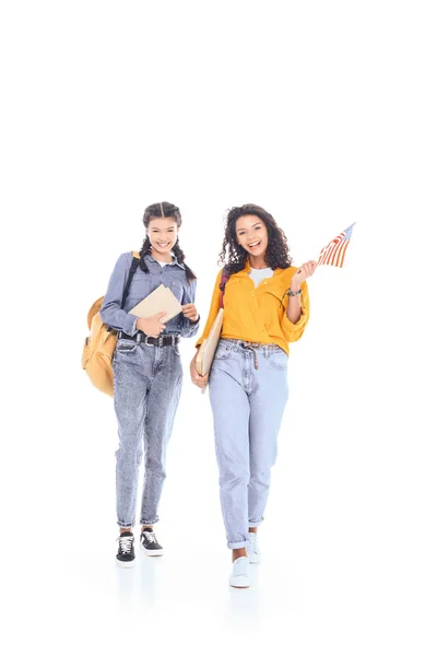 Міжрасові студенти з рюкзаками, книгами та американським прапором ізольовані на білому — стокове фото