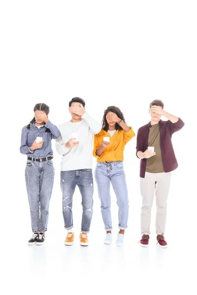 Скрытый вид друзей-подростков со смартфонами, изолированными на белом — стоковое фото