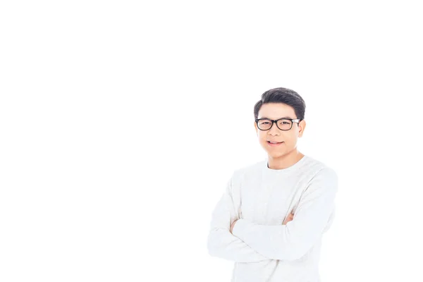 Retrato de adolescente asiático en gafas con los brazos cruzados aislado en blanco - foto de stock