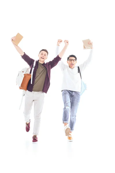 Щасливі багатоетнічні студенти з рюкзаками та книгами ізольовані на білому — стокове фото