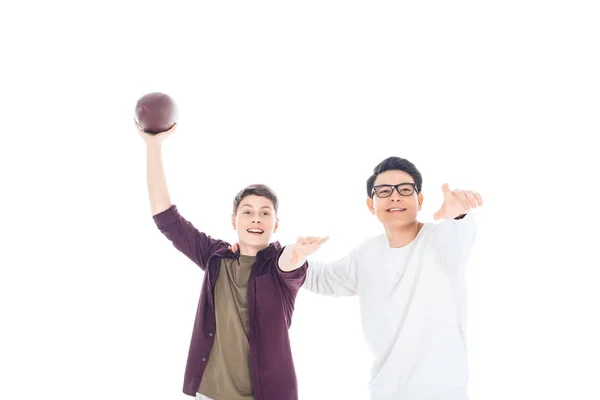 Portrait de garçons adolescents interracial avec ballon de rugby isolé sur blanc — Photo de stock