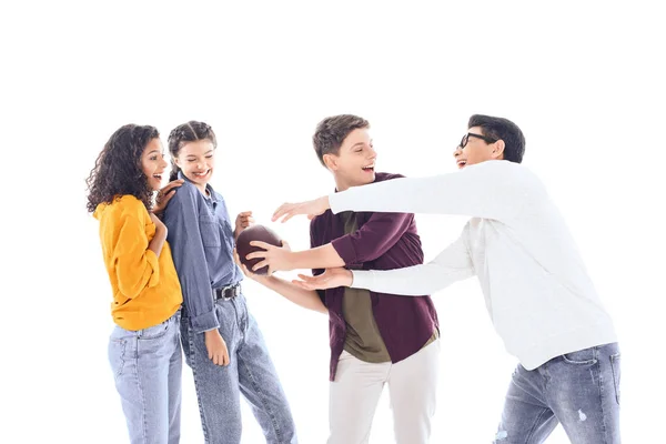 Interracial adolescente amigos jugando con rugby bola aislado en blanco - foto de stock