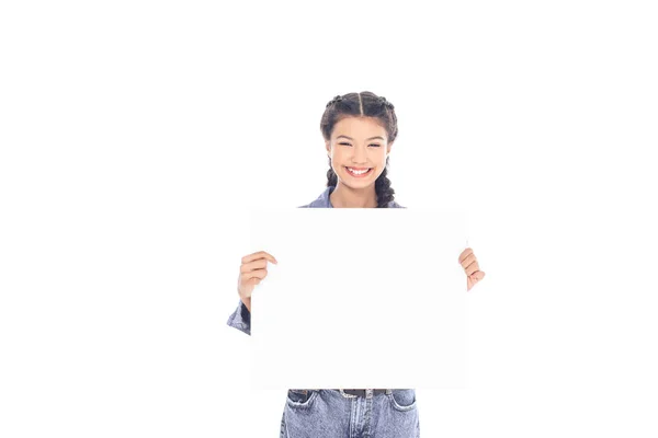 Ritratto di adolescente sorridente con banner in bianco in mani isolate su bianco — Foto stock