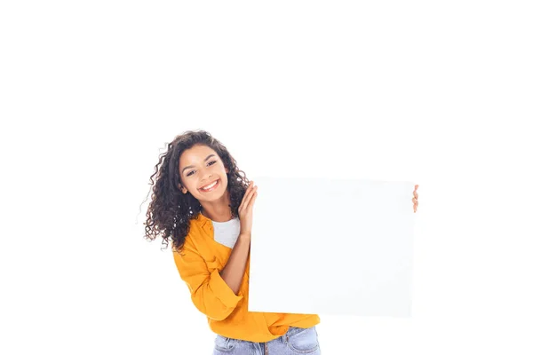 Sorridente adolescente afroamericano con striscione bianco in mani isolate su bianco — Foto stock