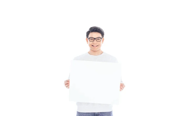 Ritratto di sorridente adolescente asiatico con banner vuoto in mani isolate su bianco — Foto stock