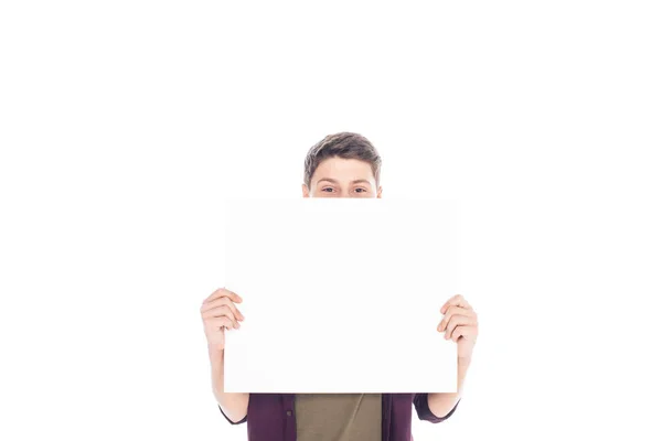 Затемнений вид підлітка з порожнім банером в руках ізольовано на білому — стокове фото