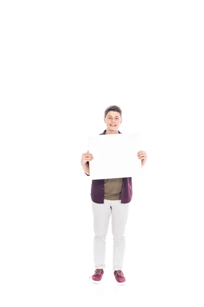 Улыбающийся подросток с пустым баннером в руках, изолированным на белом — стоковое фото