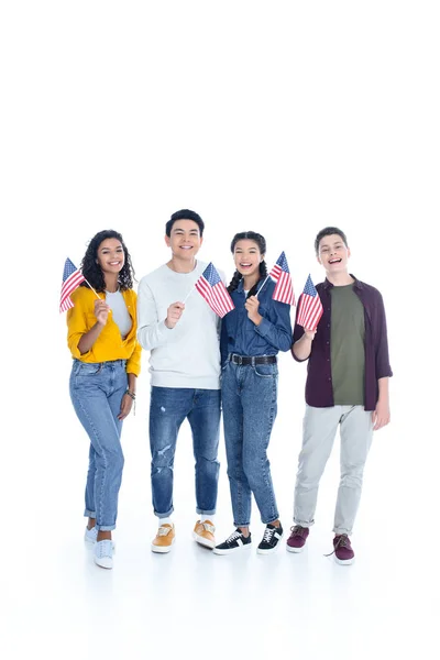 Estudiantes multiétnicos sonrientes con banderas de EE.UU. aisladas en blanco - foto de stock