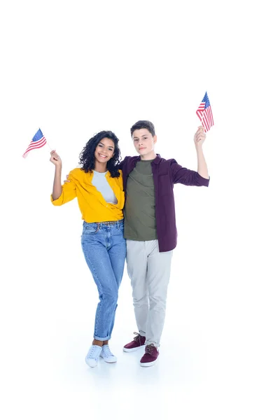 Estudiantes adolescentes con banderas americanas aisladas en blanco - foto de stock