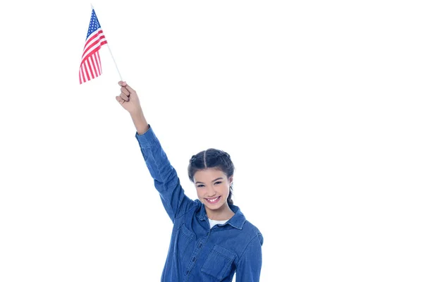 Щаслива студентка-підліток з прапором США в піднятій руці ізольована на білому — стокове фото