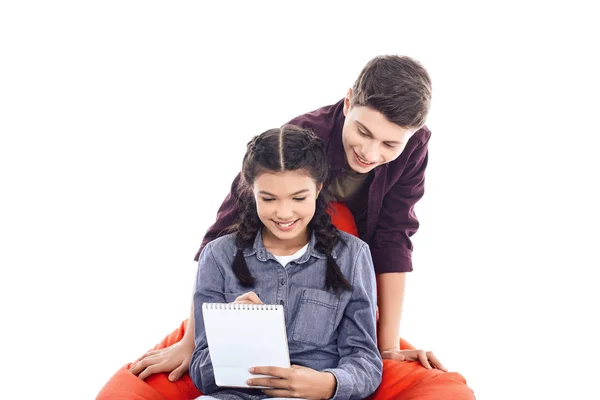 Estudiantes adolescentes que estudian juntos aislados en blanco - foto de stock