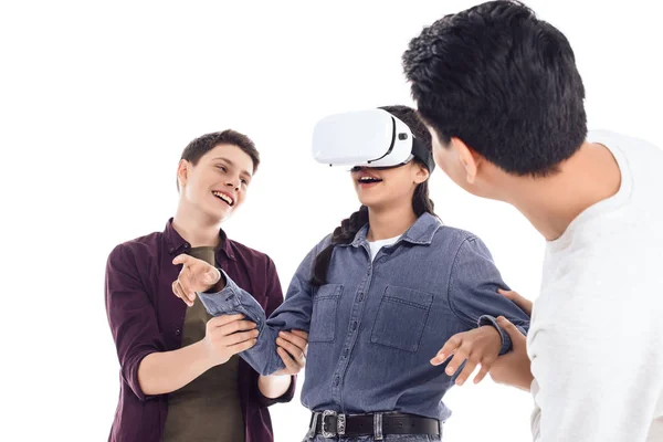 Glücklich Teenager Studenten Spaß mit vr Headset isoliert auf weiß — Stockfoto