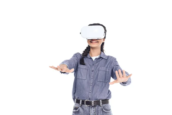 Excitado adolescente estudiante con auriculares vr aislado en blanco - foto de stock