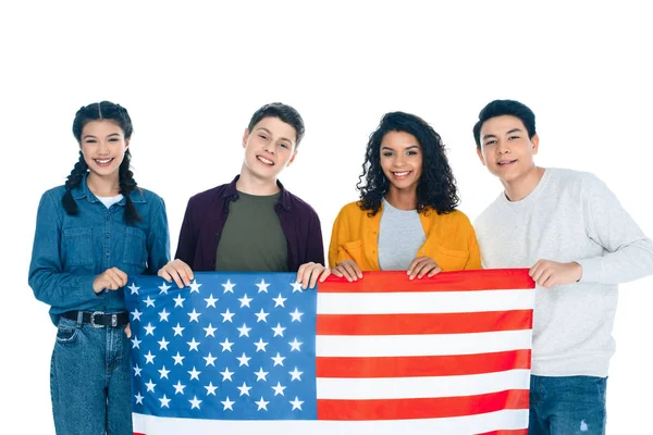 Grupo de estudiantes multiétnicos felices con bandera de EE.UU. aislada en blanco - foto de stock