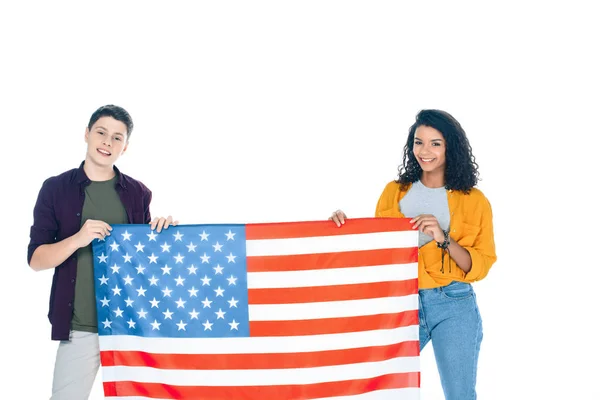 Adolescentes felizes estudantes com bandeira dos EUA isolado no branco — Fotografia de Stock