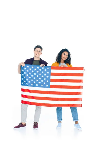 Sonrientes estudiantes adolescentes con bandera de EE.UU. aislada en blanco - foto de stock