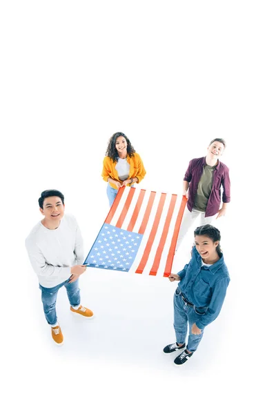 Visão de alto ângulo de grupo de estudantes adolescentes com bandeira dos EUA isolada em branco — Fotografia de Stock