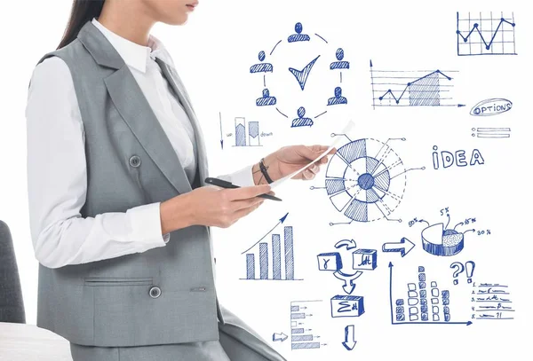 Обрізане зображення бізнес-леді, спираючись на стіл і тримаючи документи ізольовані на білому з мальованими бізнес-графами — Stock Photo