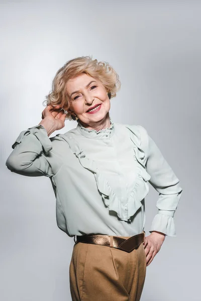 Nahaufnahme Porträt einer stilvollen Seniorin isoliert auf grau — Stockfoto