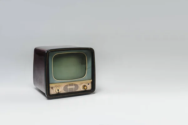 Вінтажний телевізор з порожнім екраном на сірій поверхні — стокове фото