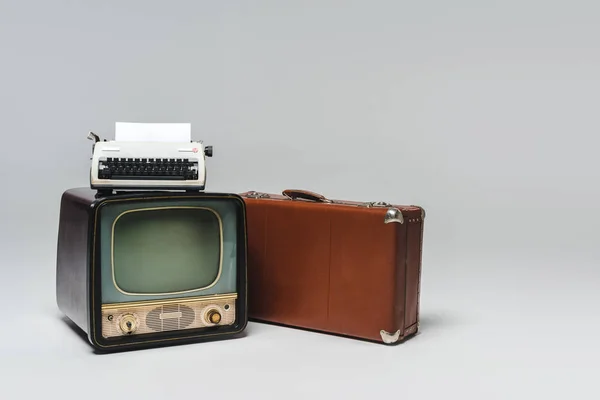 Vintage tv en gris - foto de stock