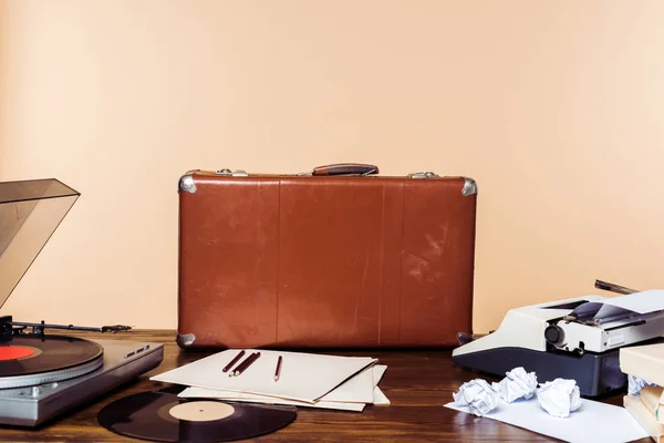 Valise vintage, disque vinyle, tourne-disque et machine à écrire sur table — Photo de stock