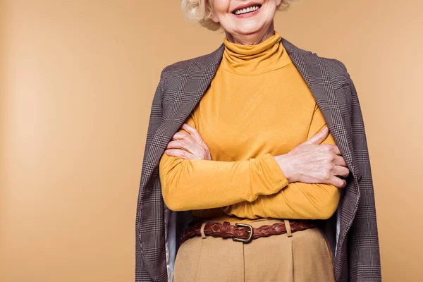 Обрізаний знімок стильної жінки з піджаком на плечах — стокове фото