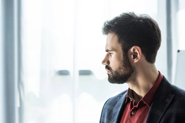 Primer plano retrato de joven empresario reflexivo en traje elegante - foto de stock