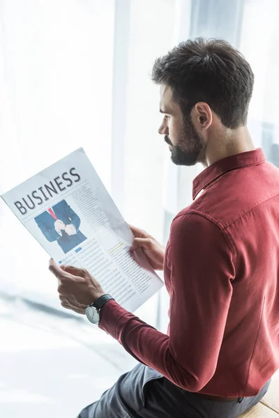 Schöner junger Geschäftsmann liest Zeitung im Büro — Stockfoto