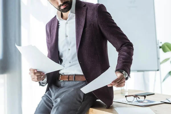 Recortado disparo de guapo joven empresario haciendo papeleo - foto de stock