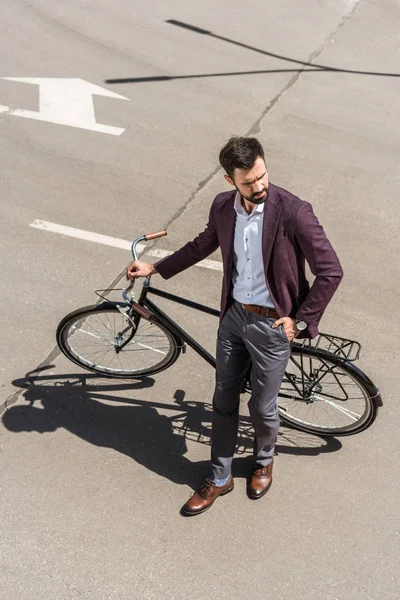 Visão de alto ângulo de elegante jovem empresário com bicicleta vintage — Fotografia de Stock