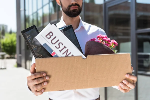 Erschossener junger Manager nach Entlassung mit Kiste voller persönlicher Sachen im Freien — Stockfoto