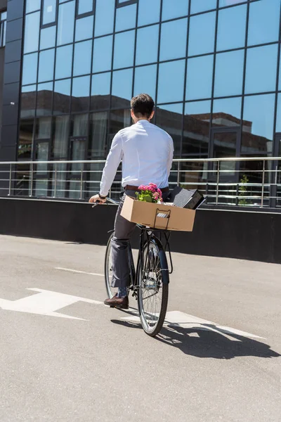 Vue arrière du manager à vélo avec coffre sur coffre — Photo de stock