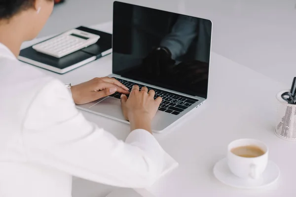 Imagem recortada de empresária afro-americana usando laptop no escritório — Fotografia de Stock