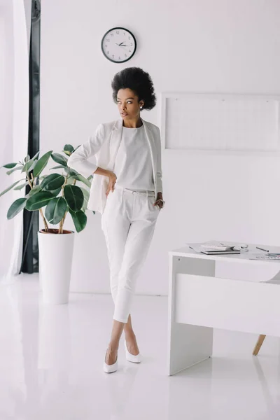 Séduisante femme d'affaires afro-américaine posant au bureau — Photo de stock