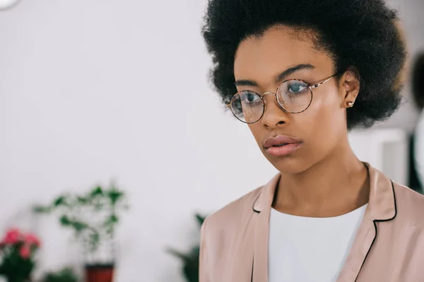 Porträt der attraktiven afrikanisch-amerikanischen Geschäftsfrau mit Brille im Büro — Stockfoto