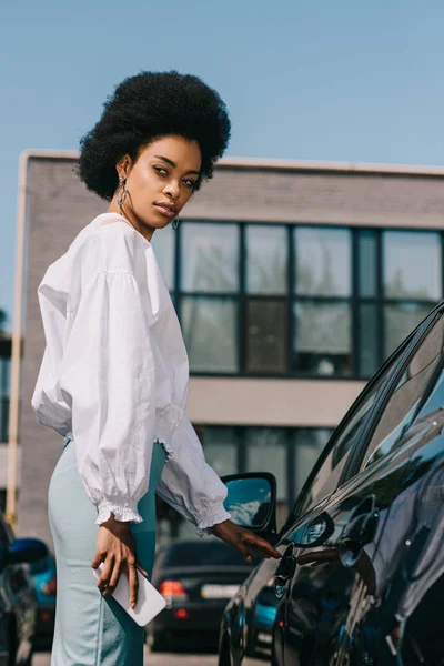 Attraente donna d'affari afroamericana apertura auto sul parcheggio — Foto stock