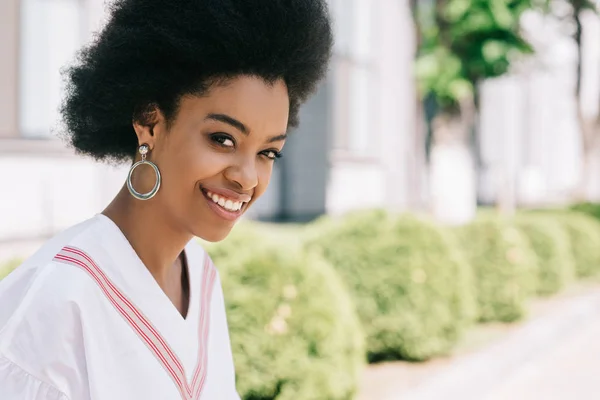 Портрет привабливої афроамериканської бізнес-леді, що дивиться на камеру на вулиці — стокове фото